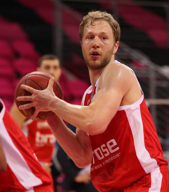 源于对手施 源于对手施